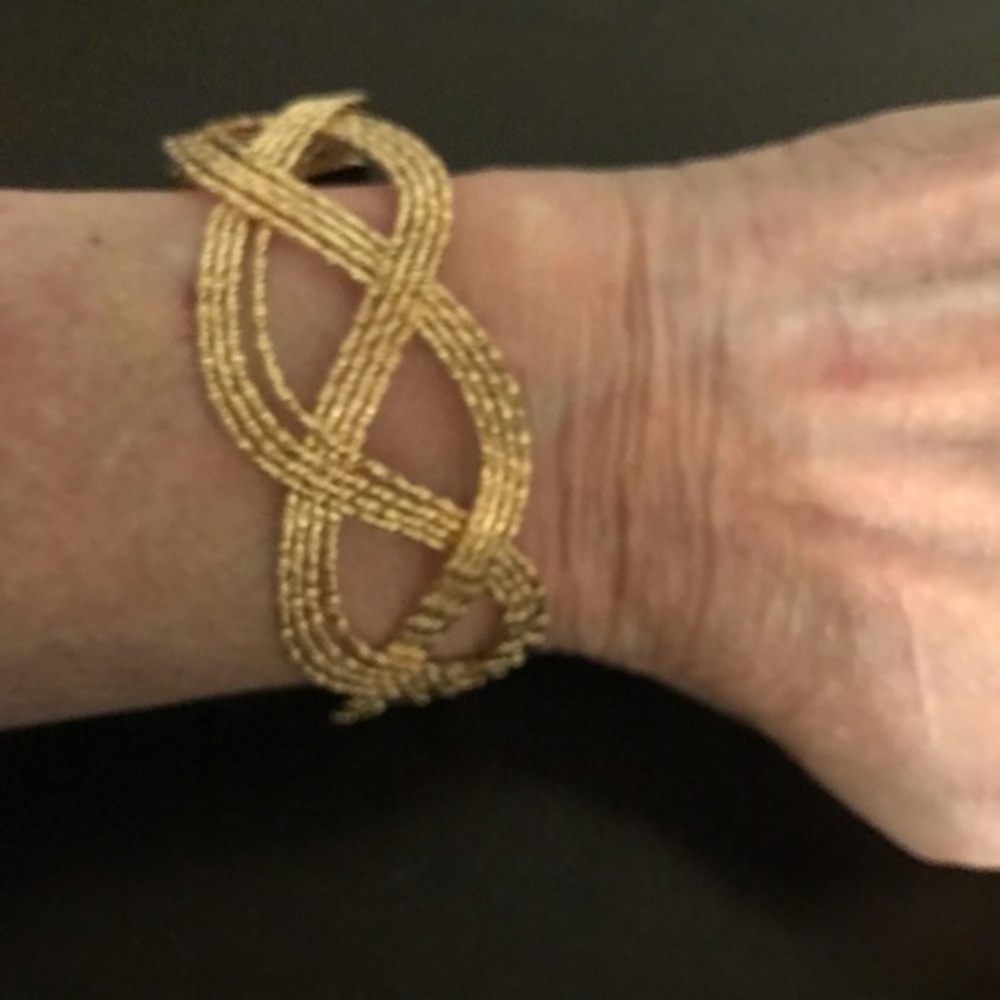💛Gold colored woven design bracelet